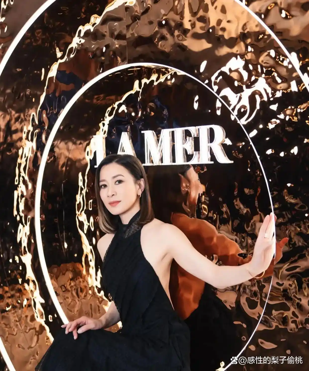 佘诗曼冬季写真_黑色露肩连衣裙穿搭_女明星的冬装
